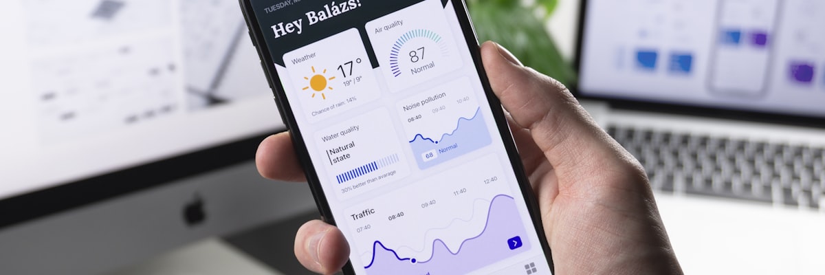 Ilustrasi seseorang menggunakan smartphone untuk mengakses aplikasi hiburan modern di tahun 2024